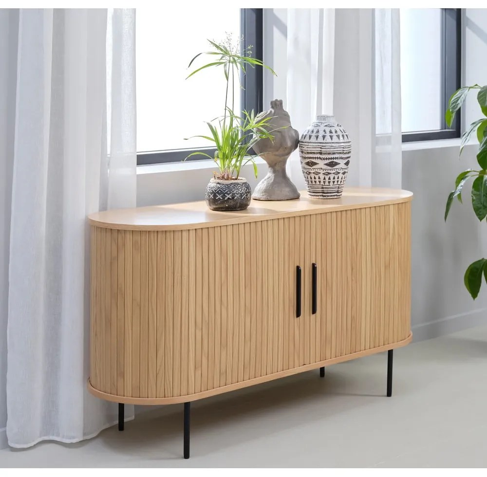 Niska komoda w dekorze dębu z drzwiami przesuwnymi 140x76 cm Nola – Unique Furniture