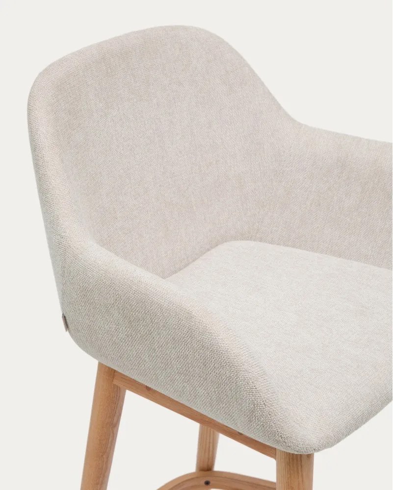 Beżowy tapicerowany hoker z podłokietnikami (wysokość siedziska 66 cm) Konna – Kave Home