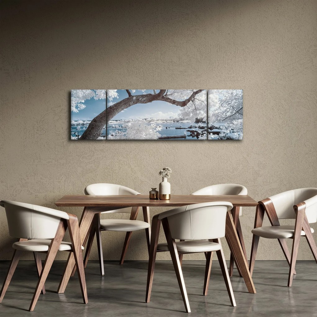 Obraz ośnieżonego drzewa nad wodą (170x50 cm)