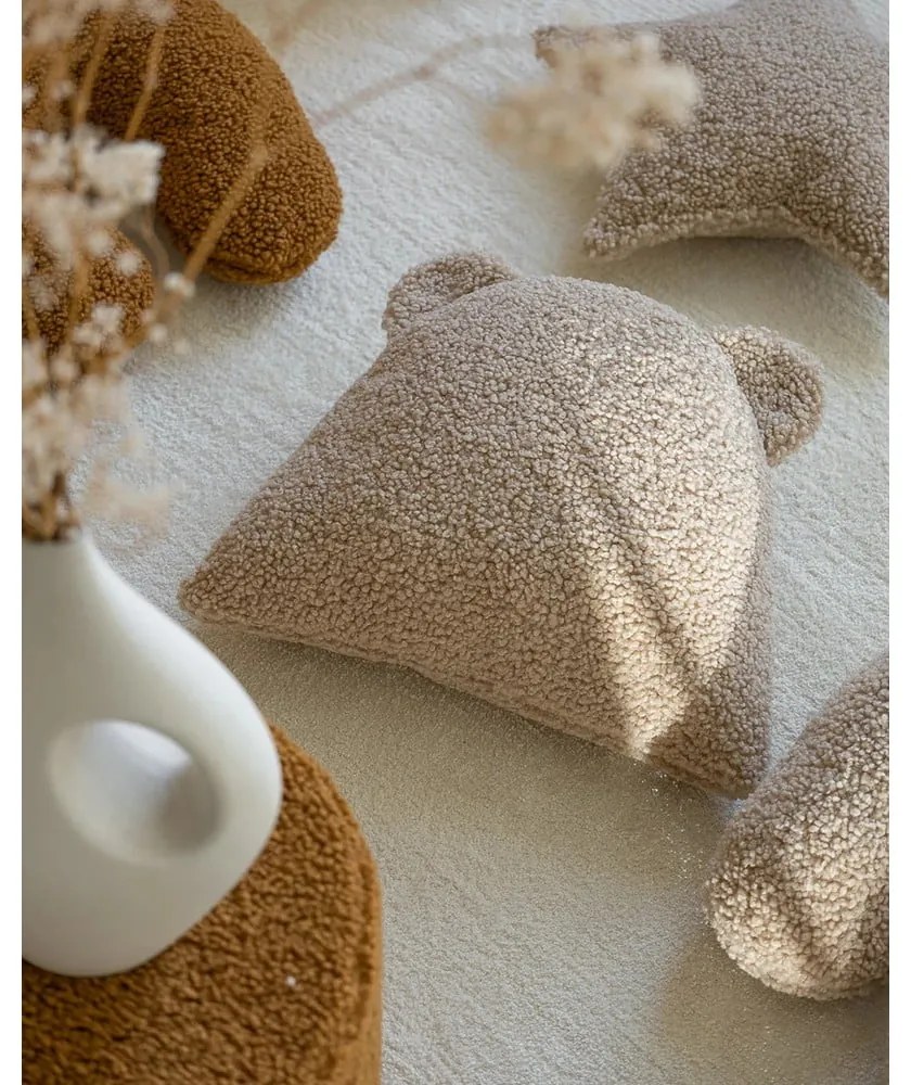 Jasnobrązowa poduszka na sofę dziecięcą z materiału bouclé Bear – Wigiwama
