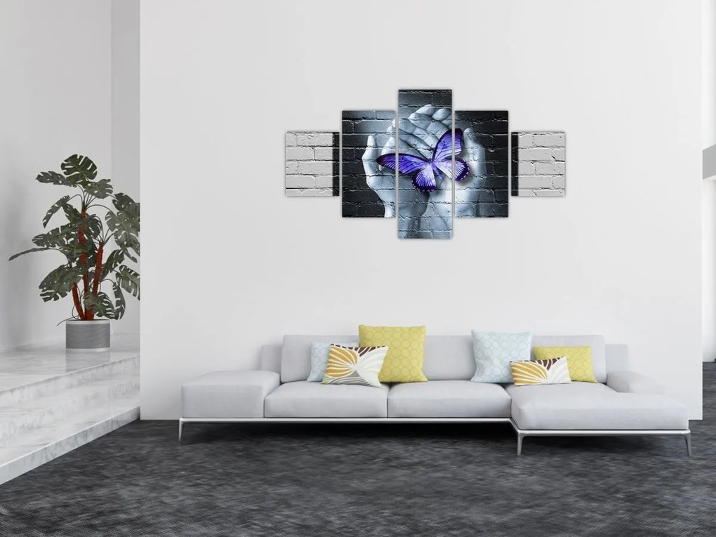 Obraz - Fioletowy motyl na ścianie (125x70 cm)