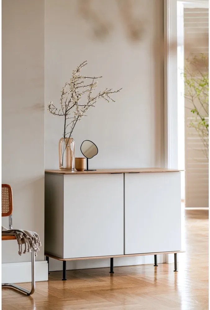 Szarobeżowa komoda w dekorze dębu z otworem na kable 120x88x50 cm Suumo – noo.ma