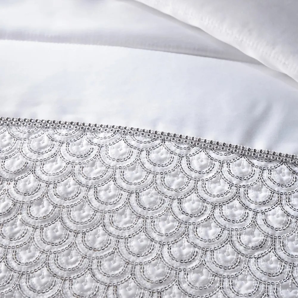 Biała narzuta pikowana z mikrosatyny 240x260 cm Deco Sequin – Catherine Lansfield