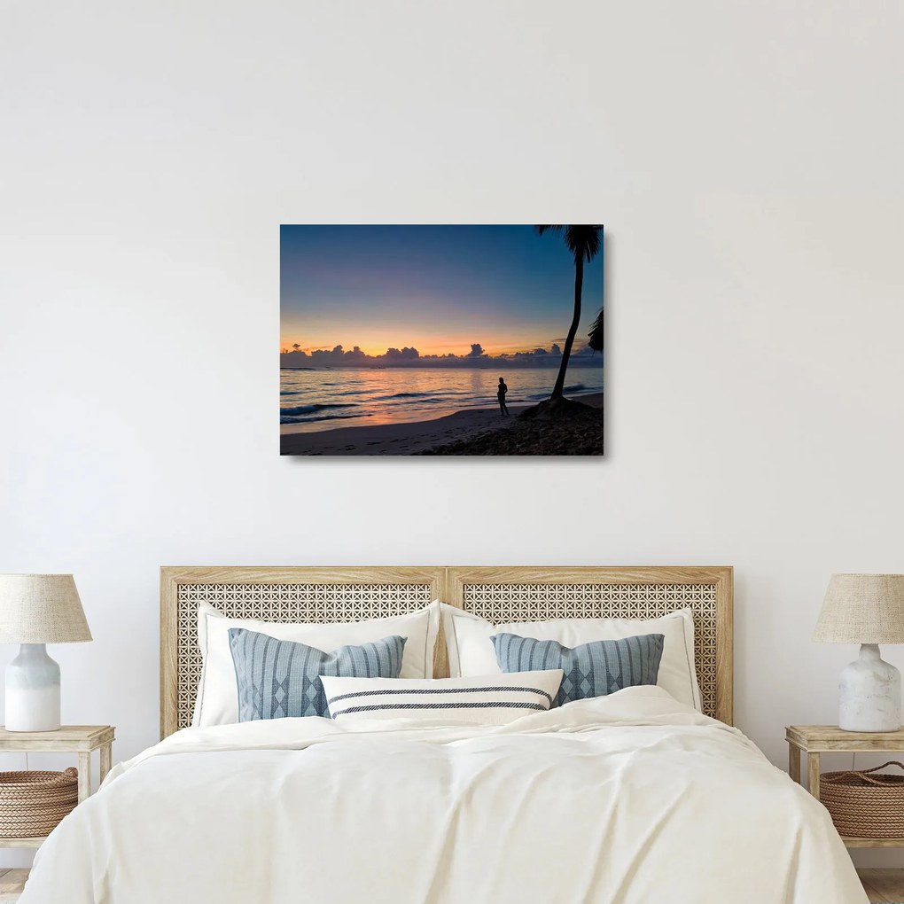 Obraz na szkle - kobieta na plaży (70x50 cm)