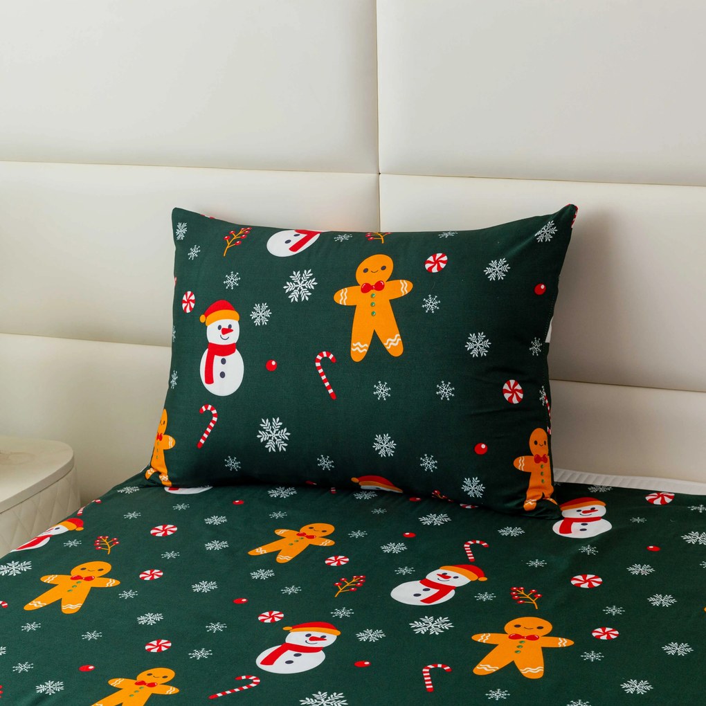 PrzytulneMieszkanie.pl PrzytulneMieszkanie.pl Prześcieradła z mikrofibry SNOWMAN AND GINGERBREAD w kolorze zielonym Rozmiar pościeli: 70 x 90 cm | 140 x 220 cm
