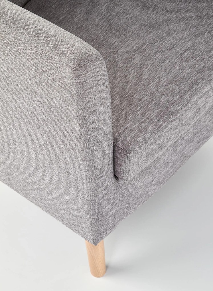 Tapicerowany fotel na drewnianych nóżkach Clubby