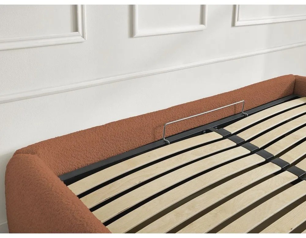 Pomarańczowe tapicerowane łóżko dwuosobowe bez zagłówka ze schowkiem i stelażem 160x200 cm Inera – Bobochic Paris