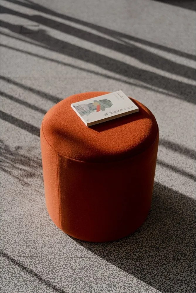 Wełniany puf w kolorze terakoty Folk – noo.ma