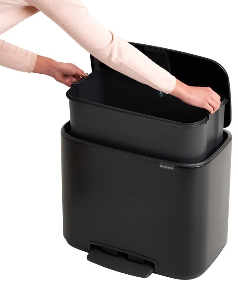 Stalowy kosz na śmieci z pedałem w kolorze matowej czerni 36 l Bo – Brabantia