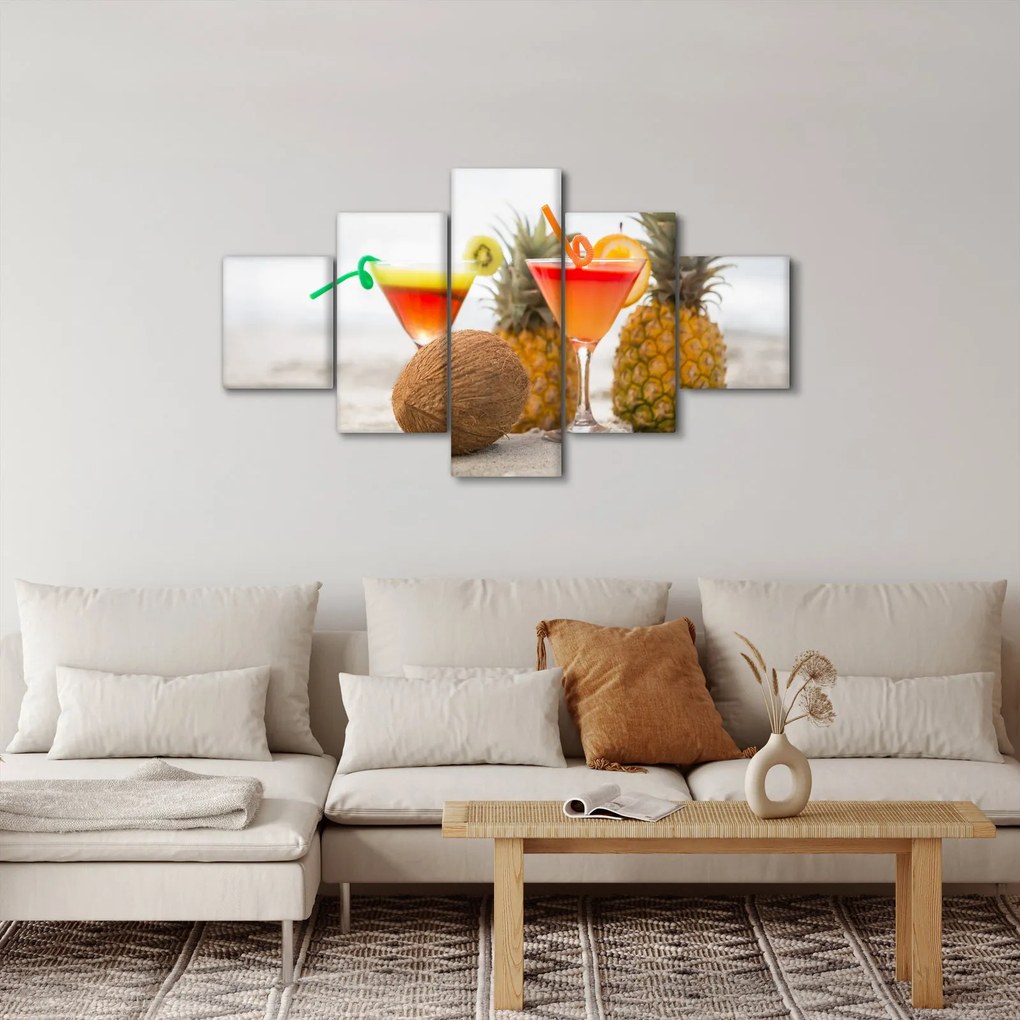 Obraz ananasów i szklanek na plaży (125x70 cm)