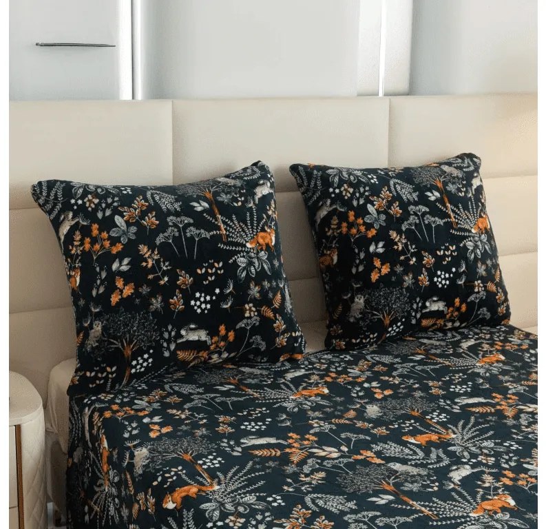 PrzytulneMieszkanie.pl PrzytulneMieszkanie.pl PrzytulneMieszkanie.pl Zestaw pościeli z mikropluszu THE FOX AND THE HARE ciemnozielone + prześcieradło z mikropluszu SOFT 180x200 cm białe, podwójne łóżko