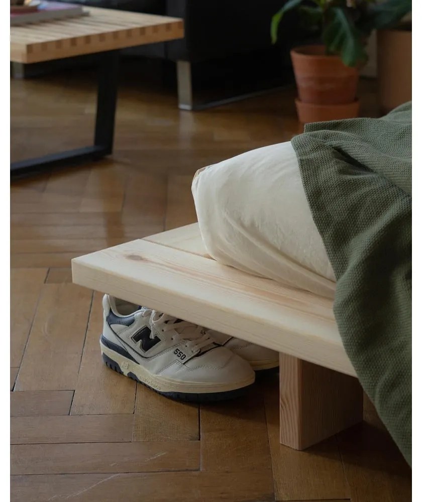 Łóżko dwuosobowe z drewna sosnowego ze stelażem 140x200 cm Japan – Karup Design