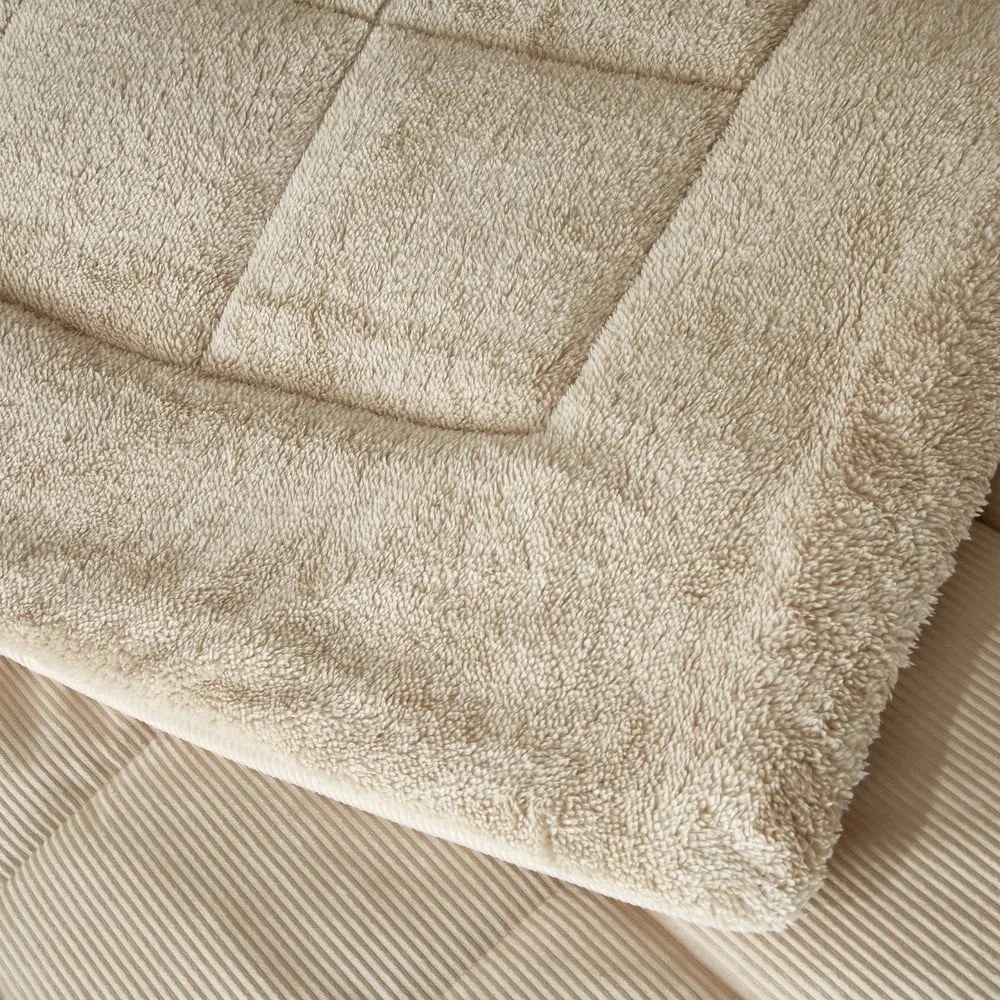 Kremowa narzuta pikowana z mikropluszu na łóżko dwuosobowe 200x220 cm Cosy Cord – Catherine Lansfield