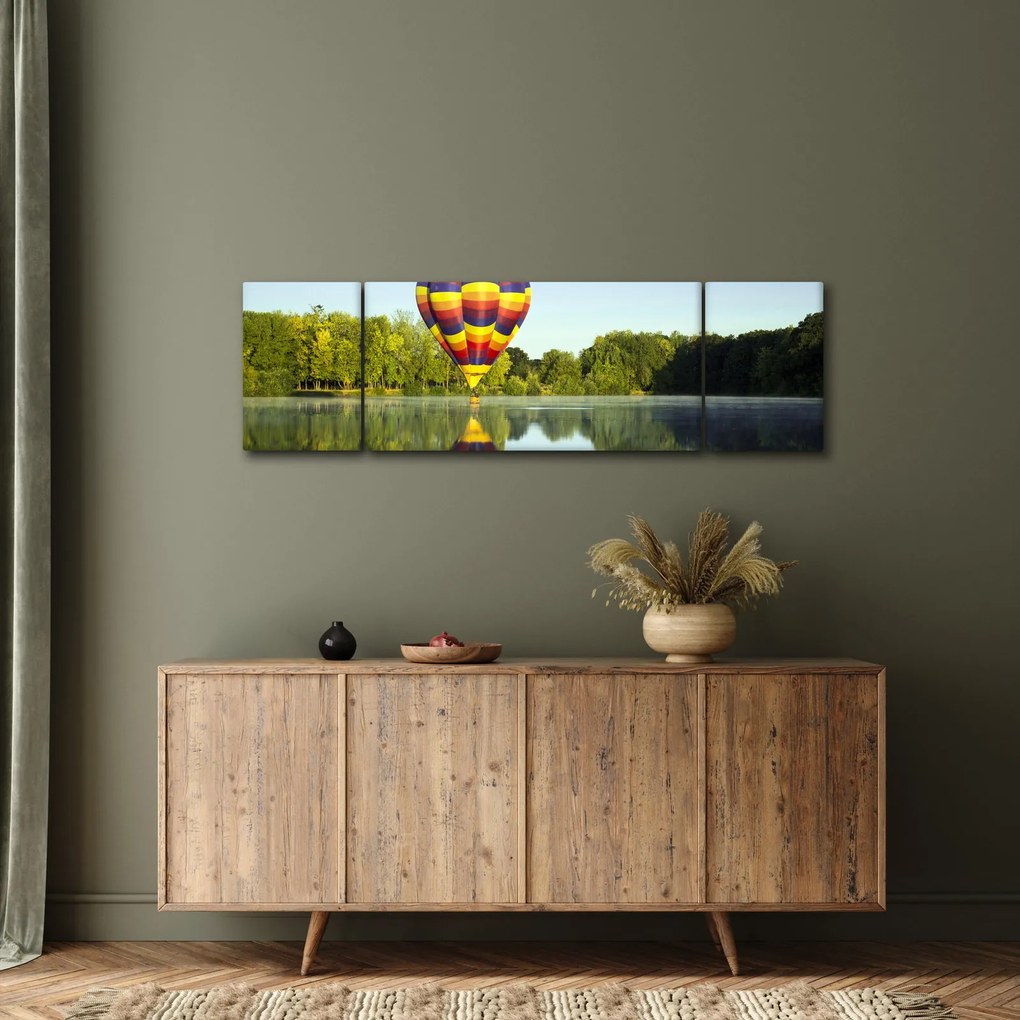 Obraz balonu na ogrzane powietrze nad jeziorem (170x50 cm)