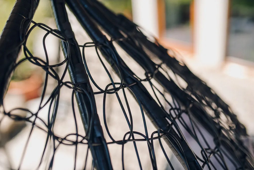 Czarne wiszące krzesło KOKON bez stojaka, szara poduszka