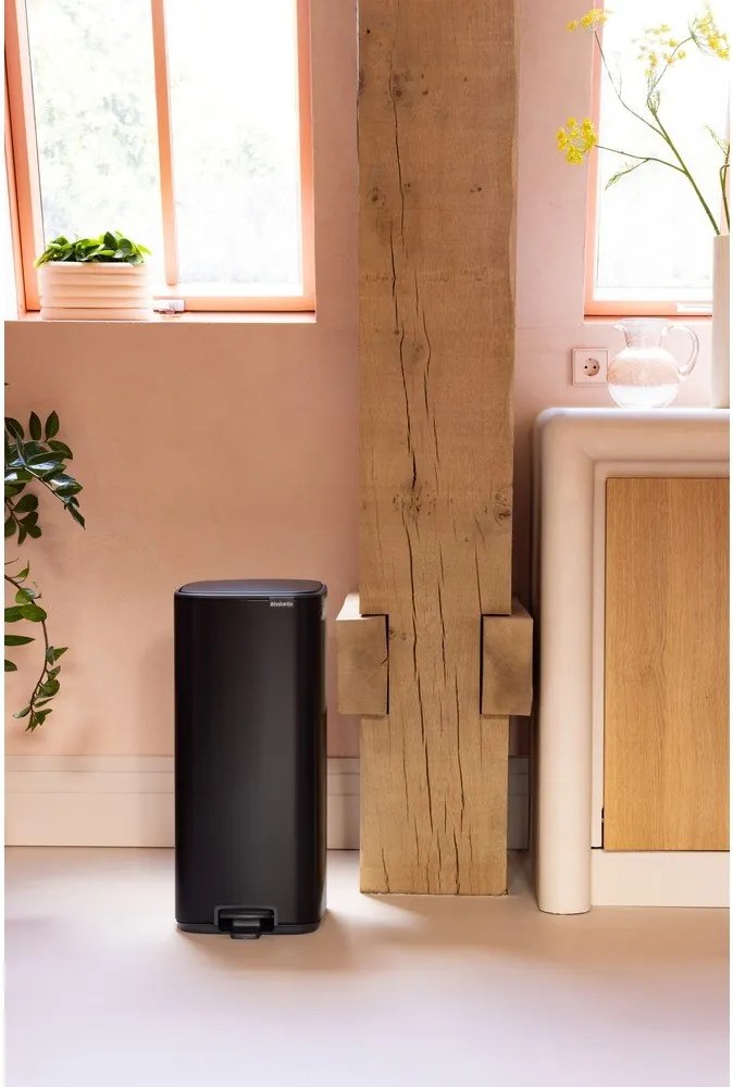 Stalowy kosz na śmieci z pedałem w kolorze matowej czerni 30 l Bo – Brabantia