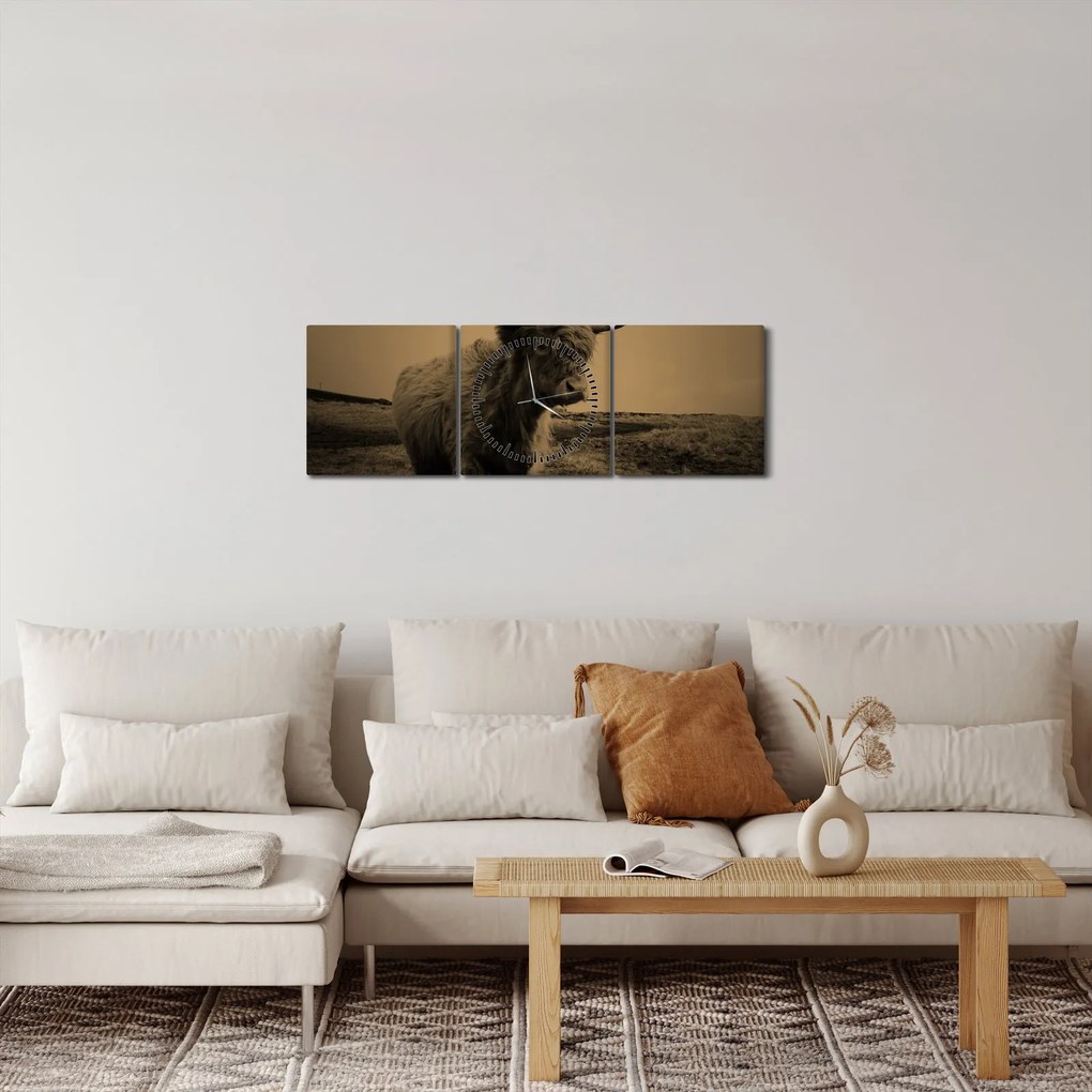 Obraz - Szkocka krowa na wolności (z zegarem) (90x30 cm)