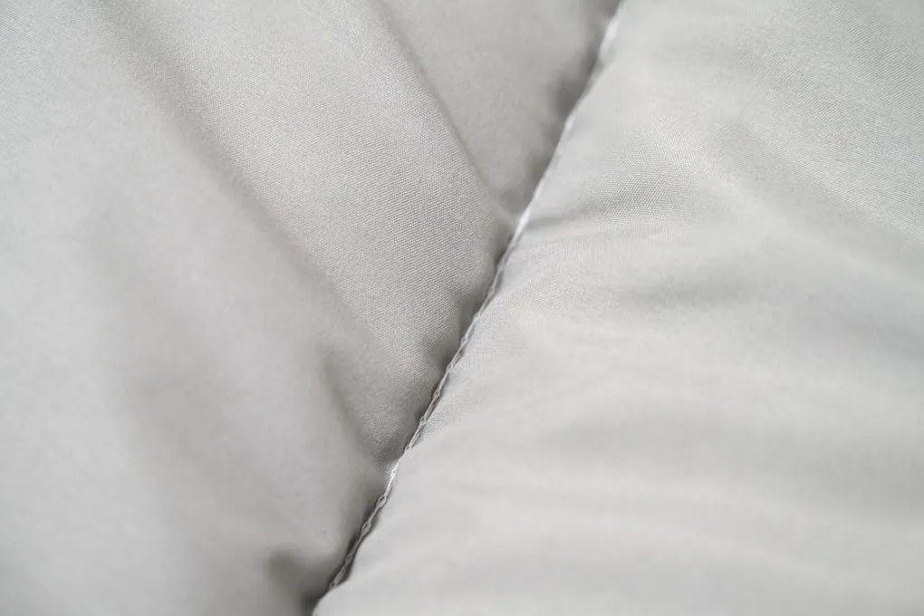 Całoroczna pikowana kołdra 140x200 cm z włókna pustego, czarna