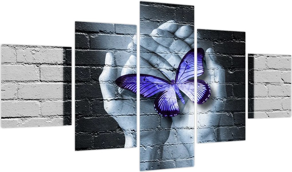 Obraz - Fioletowy motyl na ścianie (125x70 cm)