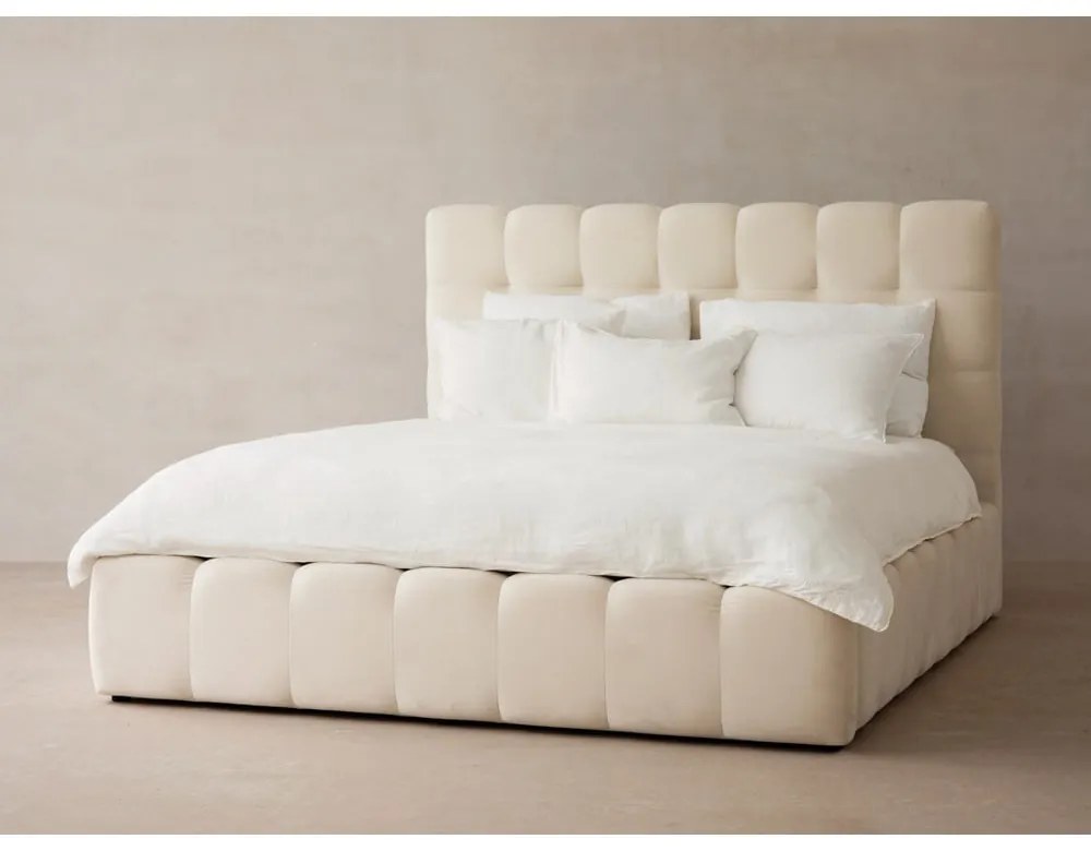 Beżowe tapicerowane łóżko dwuosobowe ze schowkiem i stelażem 200x200 cm Bali – Cosmopolitan Design