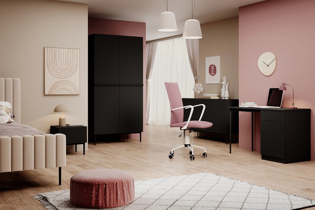 Komoda Nicole 150 cm z szufladami i ryflowanym frontem - czarny mat / czarne nóżki