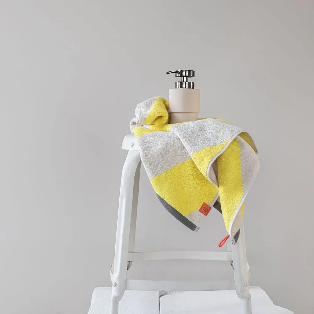 Żółty ręcznik kąpielowy frotte z bawełny organicznej 70x133 cm Diagonal – Mette Ditmer Denmark