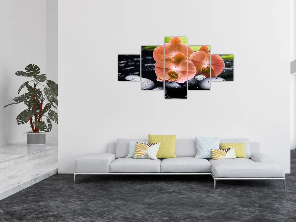 Obraz - Pomarańczowa orchidea z liśćmi palmy (125x70 cm)