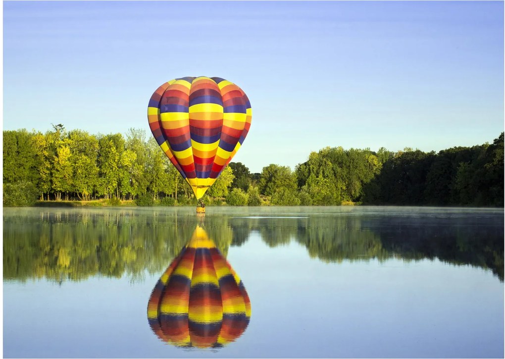 Obraz na szkle - balon na ogrzane powietrze nad jeziorem (70x50 cm)