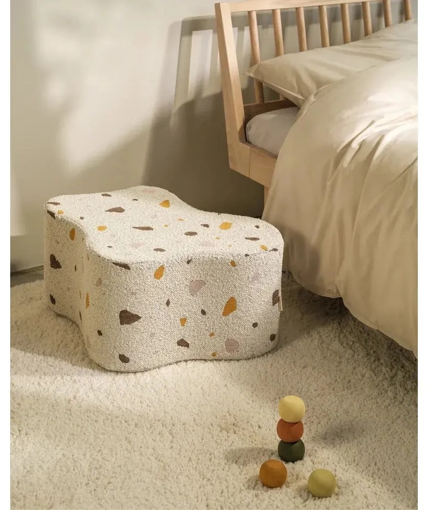 Biały puf dziecięcy z materiału bouclé/z tkaniny szenilowej Terrazzo Cloud – Wigiwama