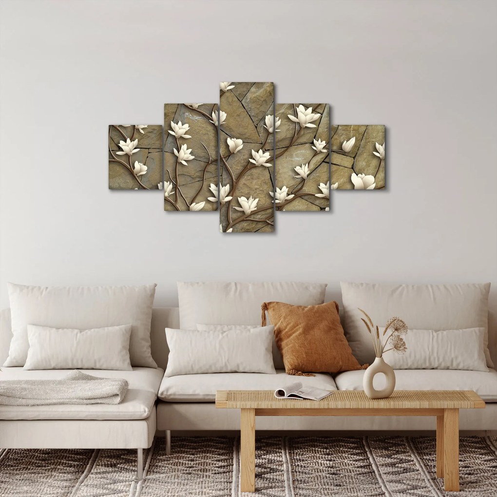 Obraz - Białe magnolie na murze kamiennym (125x70 cm)