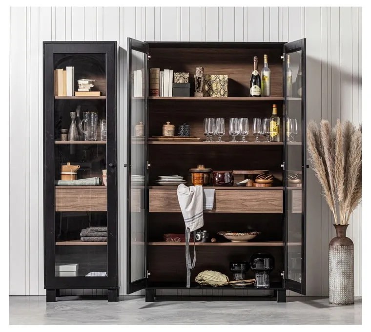 Czarna witryna z litego drewna sosnowego 110x200 cm Goos – WOOOD