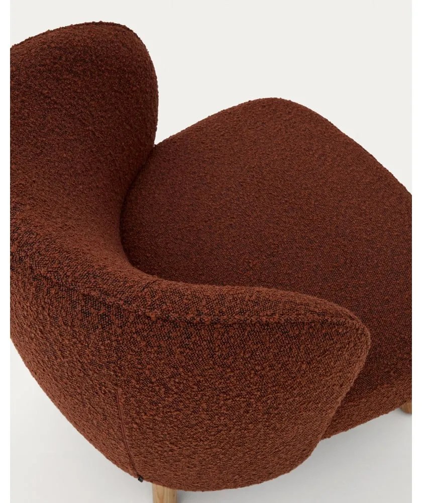 Fotel z materiału bouclé w kolorze terakoty Ulit – Kave Home