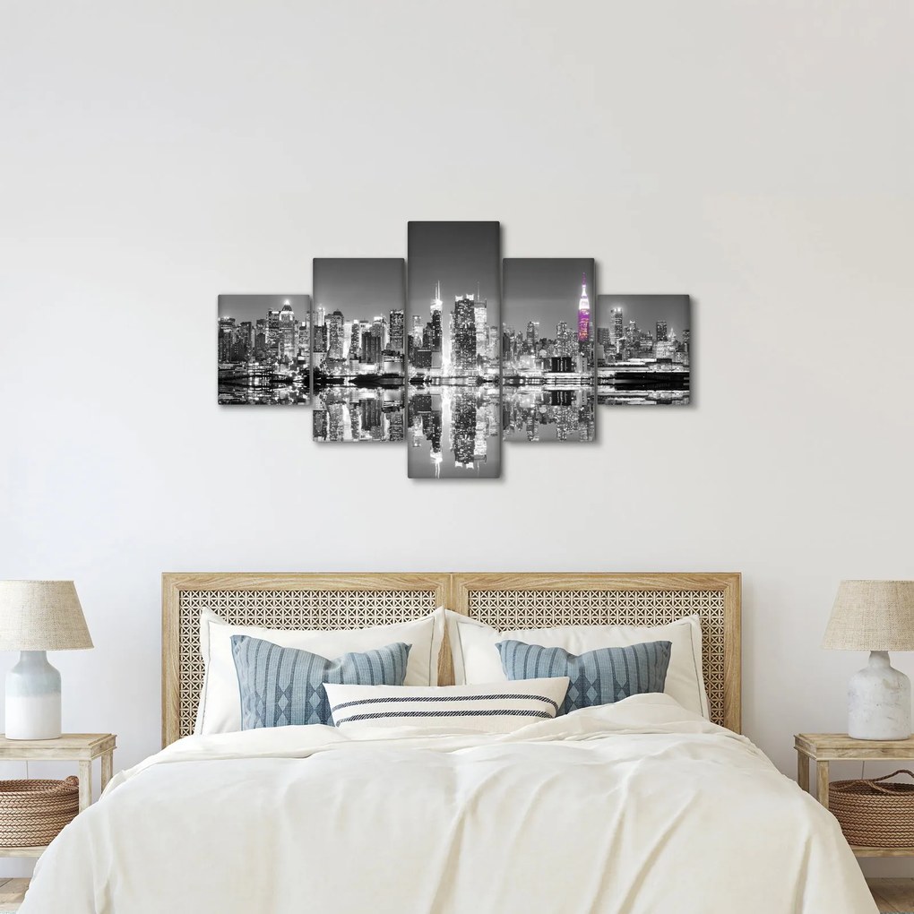 Obraz - Nowy Jork i fioletowy wieżowiec (125x70 cm)