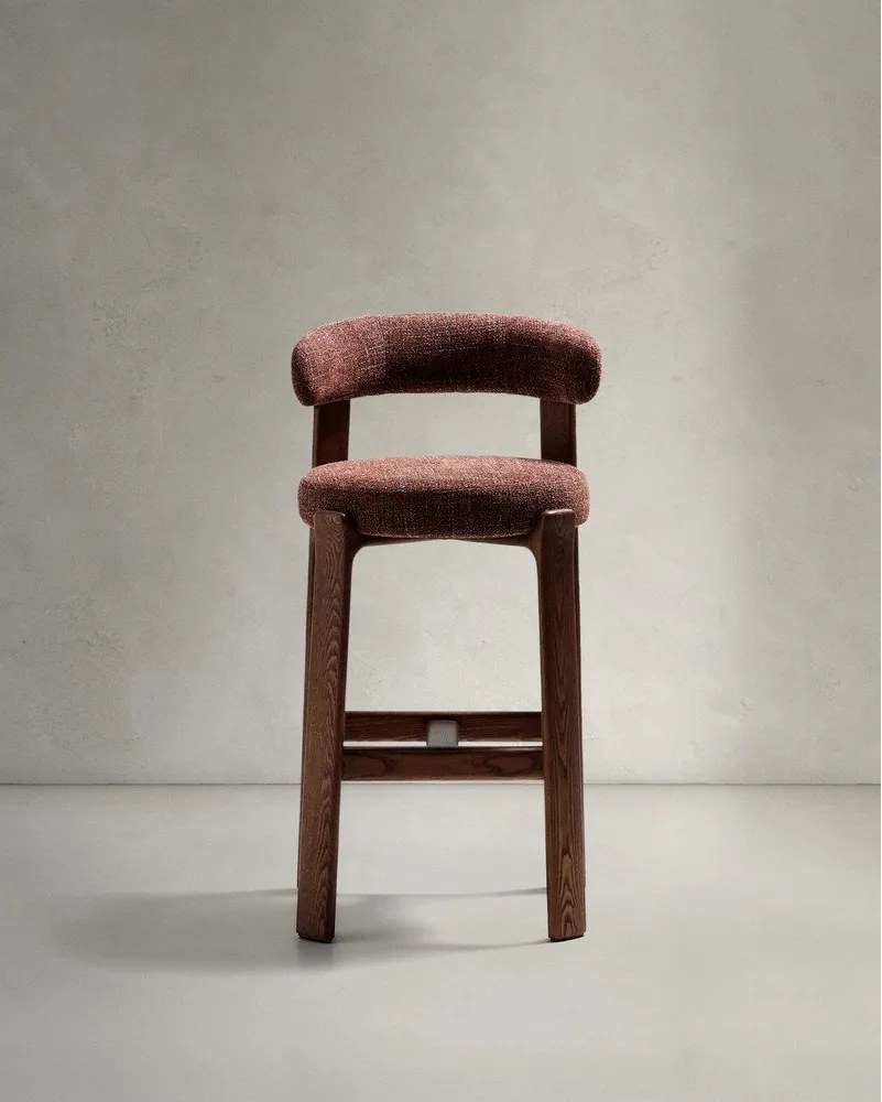 Brązowy/w ciemnym naturalnym kolorze hoker z litego drewna jesionowego (wysokość siedziska 75 cm) Granite – Kave Home