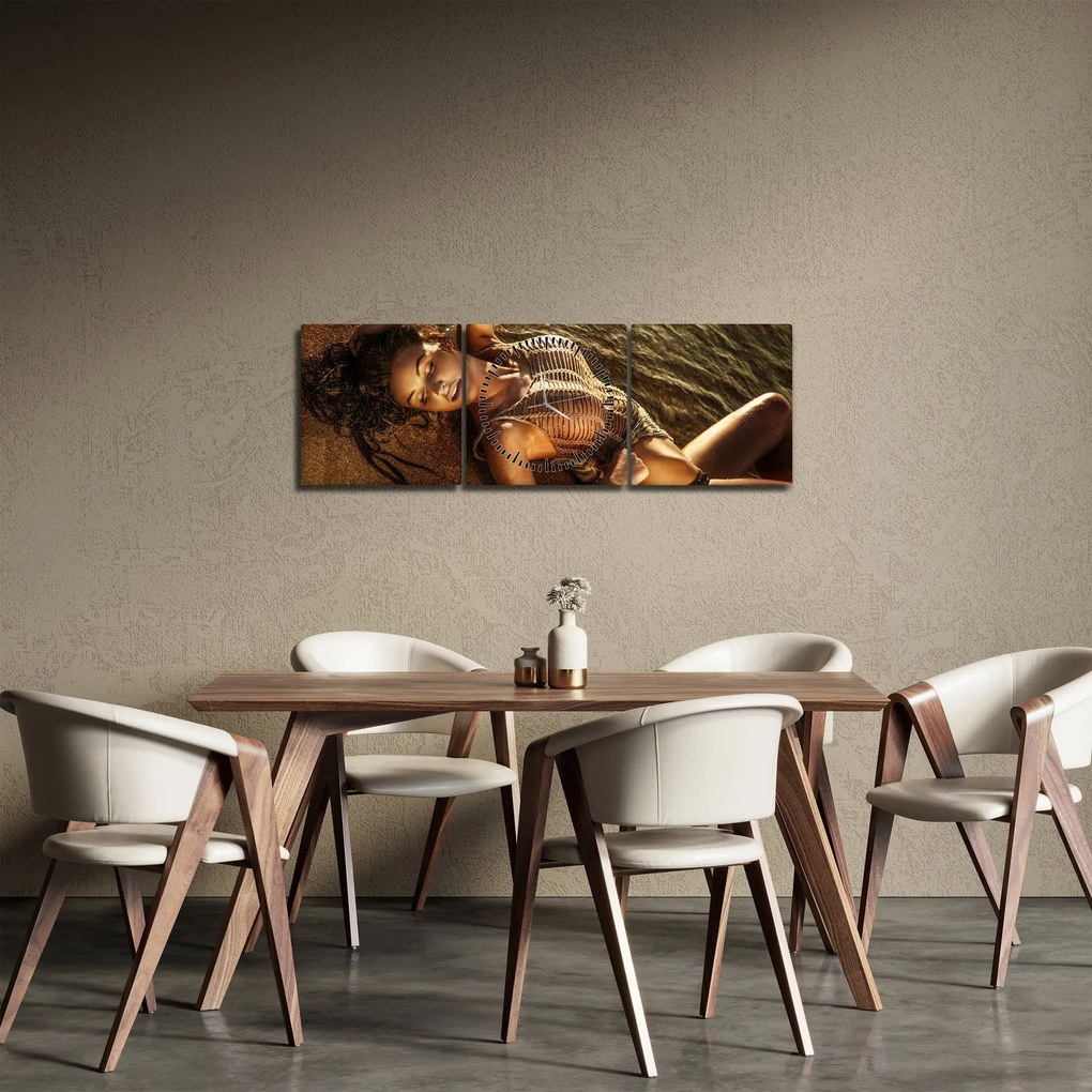 Obraz kobiety leżącej na plaży (z zegarem) (90x30 cm)