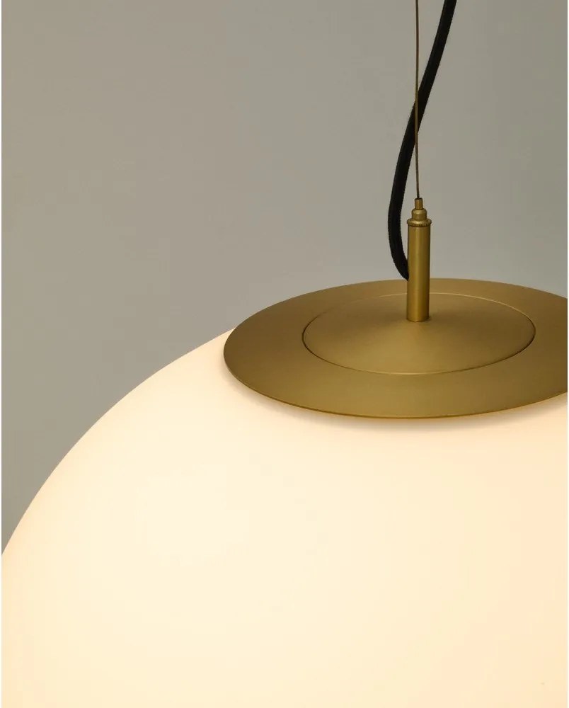 Lampa wisząca w biało-złotym kolorze ze szklanym kloszem ø 10 cm Brisia – Kave Home