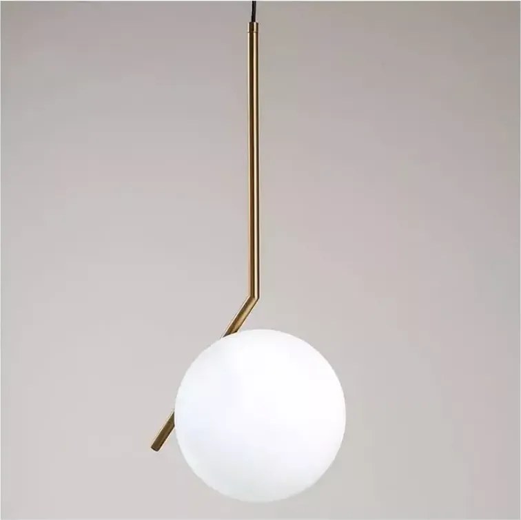 Lampa wisząca w złotym kolorze z kulistym mlecznym kloszem