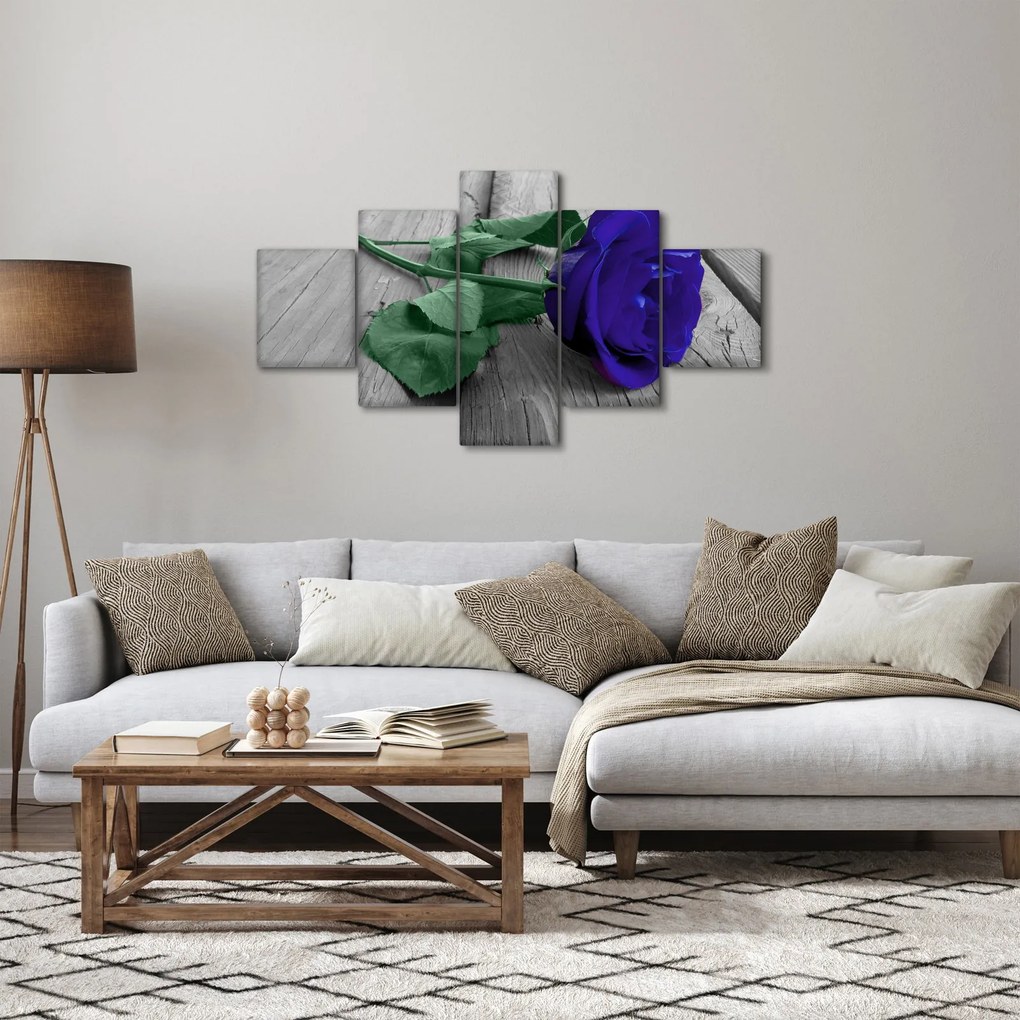 Obraz - Niebieska róża z zieloną łodygą (125x70 cm)