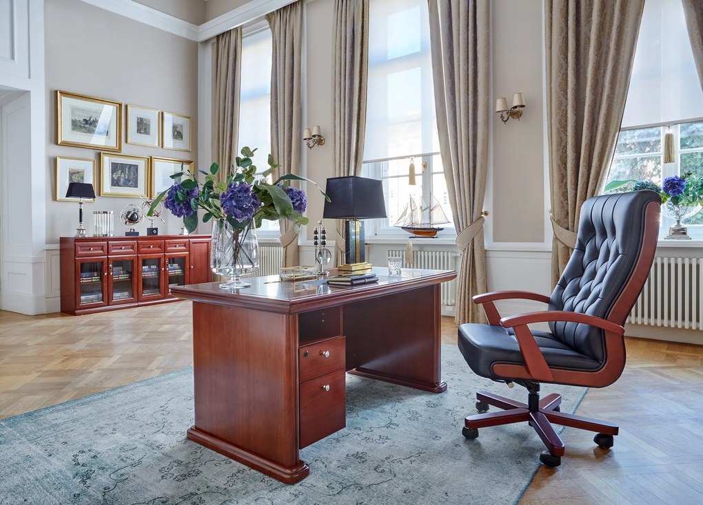 Elegancki fotel gabinetowe Consul tapicerowany skórą naturalną w kolorze brązowym, czarnym lub kremowym. Fotel ma drewnianą ramę i podłokietniki, mechanizm tilt, jest wygodne i solidnie wykonane.