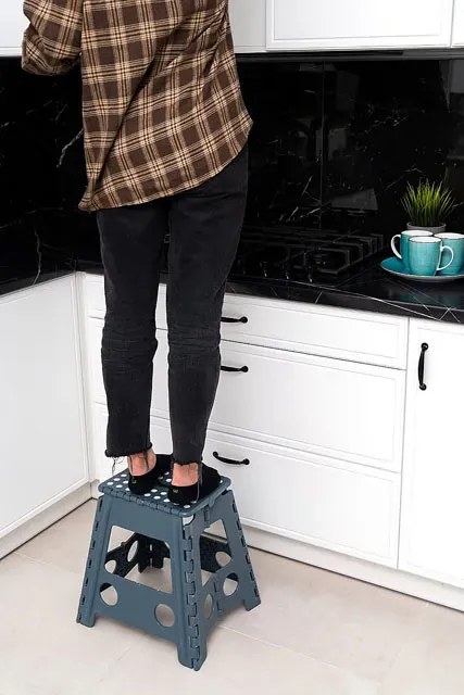 Szary mobilny taboret antypoślizgowy stopień F7-D24