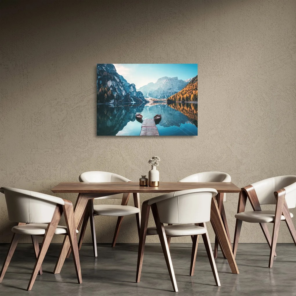 Obraz na szkle - Łodzie na jeziorze Braies (70x50 cm)