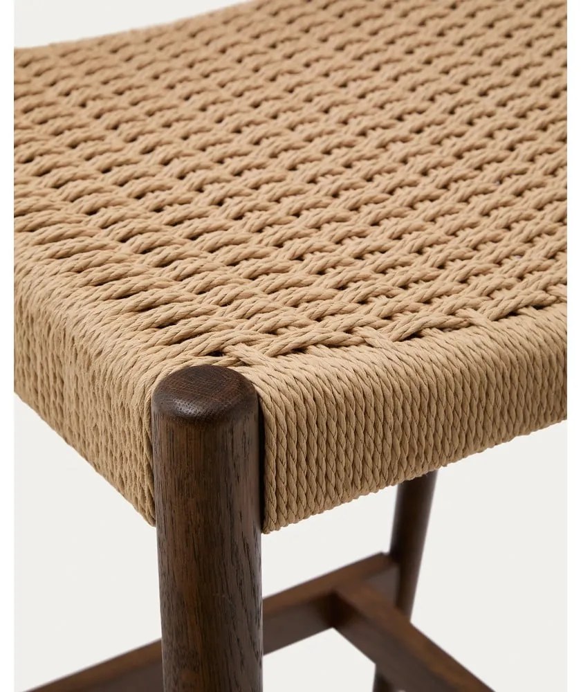 Brązowy/w naturalnym kolorze hoker z litego drewna dębowego (wysokość siedziska 70 cm) Analy – Kave Home