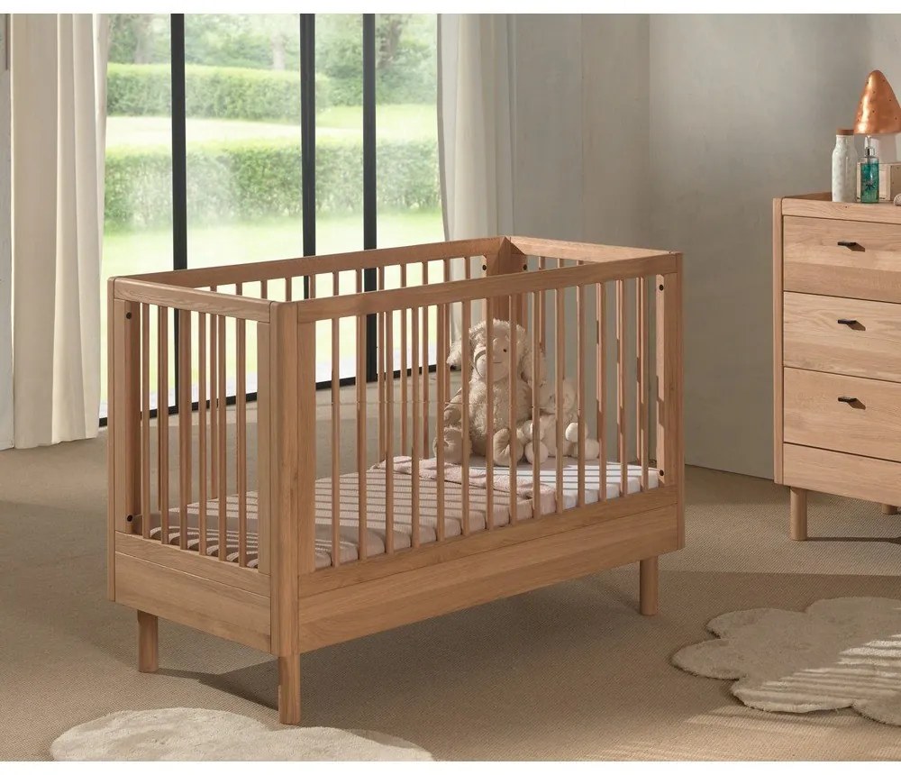 Łóżeczko z litego drewna dębowego z regulowaną wysokością 60x120 cm w naturalnym kolorze Forrest – Vipack