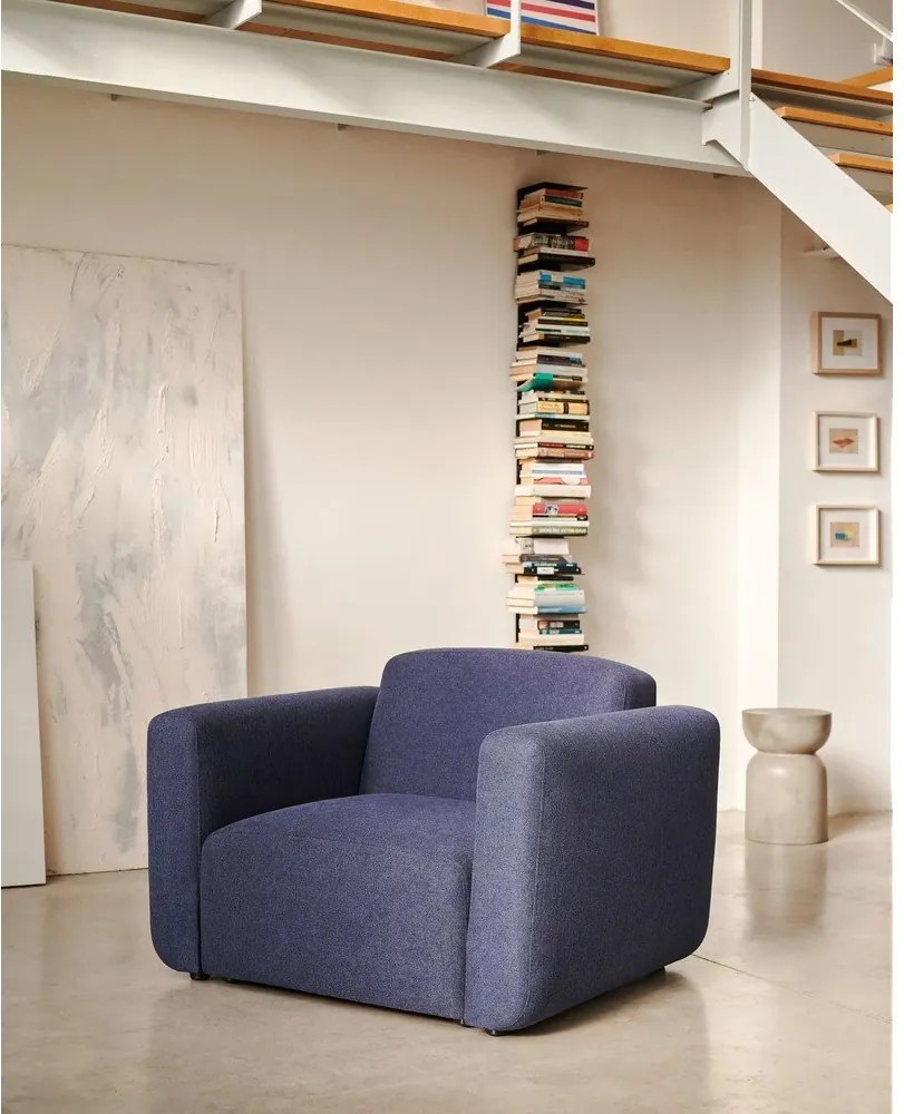 Ciemnoniebieski fotel Neom – Kave Home