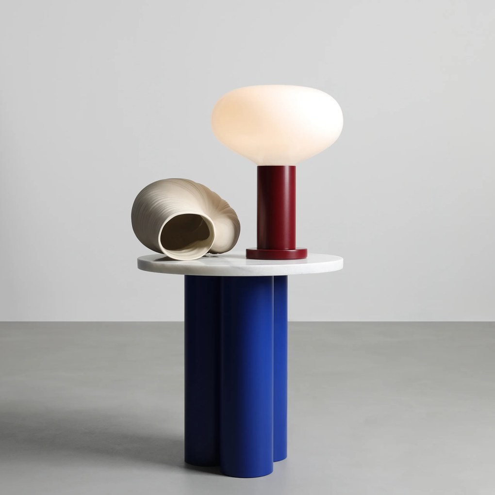 Bordowa lampa stołowa z opalowym kloszem Flo Ruby