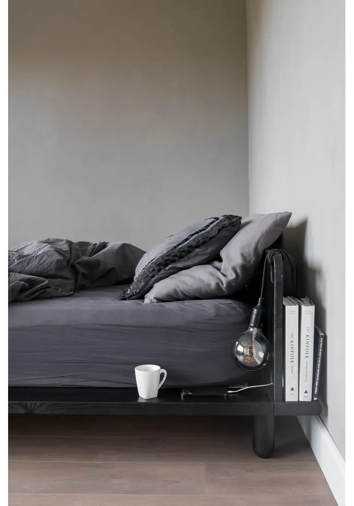 Czarne łóżko dwuosobowe z drewna sosnowego ze stelażem 140x200 cm Peek – Karup Design