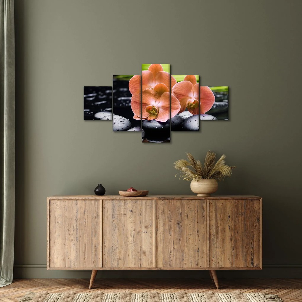 Obraz - Pomarańczowa orchidea z liśćmi palmy (125x70 cm)
