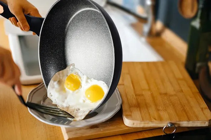 Czarna patelnia z powłoką anty-przywierającą 28 cm K2-A73