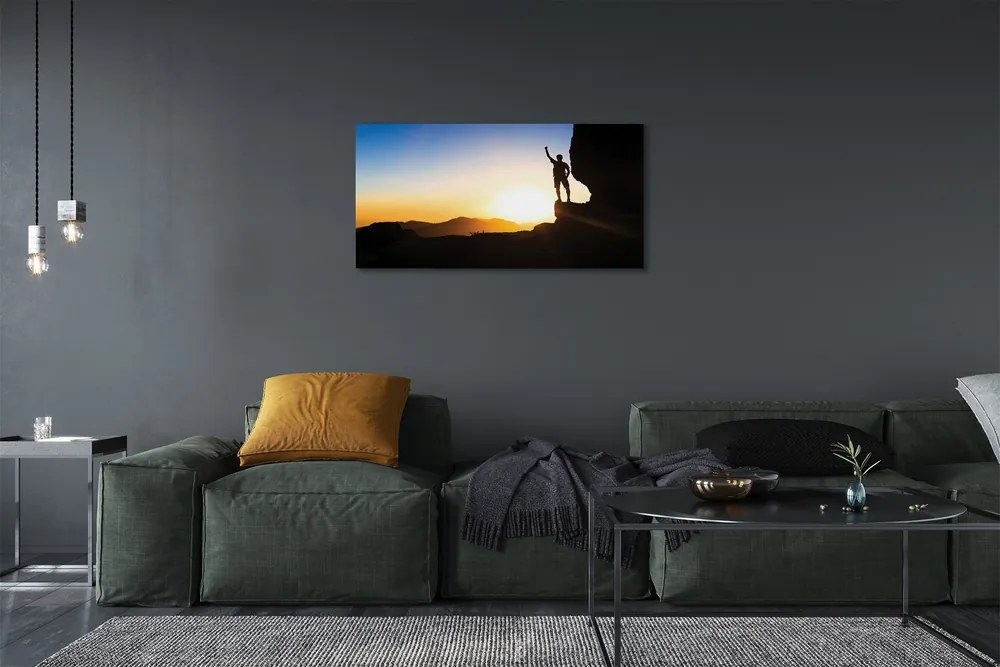 Obraz drukowany na płótnie Człowiek w Górach o Zachodzie