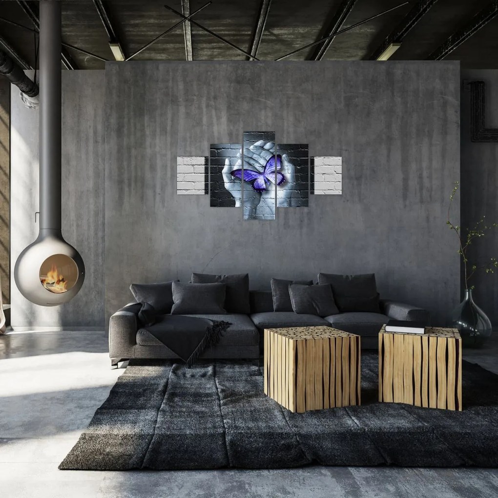Obraz - Fioletowy motyl na ścianie (125x70 cm)